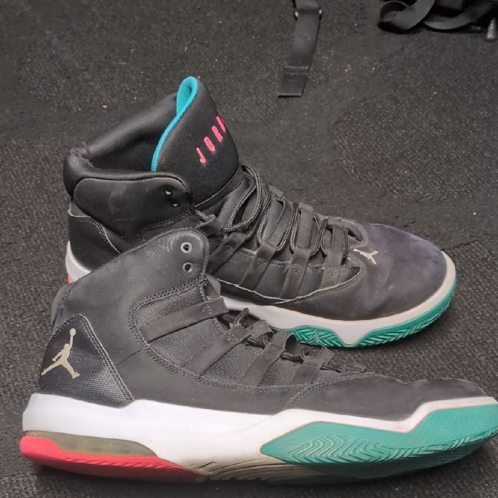 Nike Air JORDAN Max AURA Black Hyper Aqua Pink